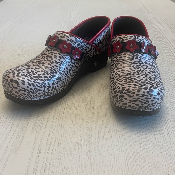 Koi by Sanita Professional Poppy Leopard Clogs Sz 38 - Picture 2 of 8